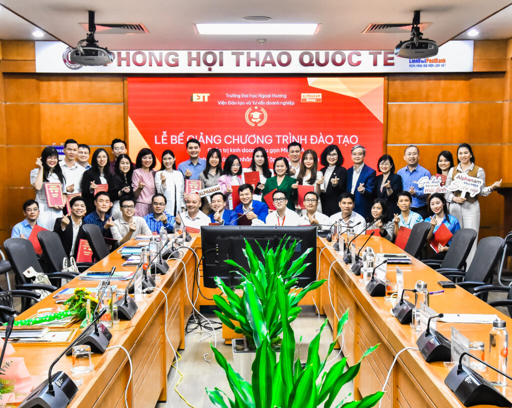 Hội đồng bảo vệ và Lễ tốt nghiệp khóa Quản trị kinh doanh thu gọn Mini MBA - Tập đoàn Alphanam 10 DSC 0738