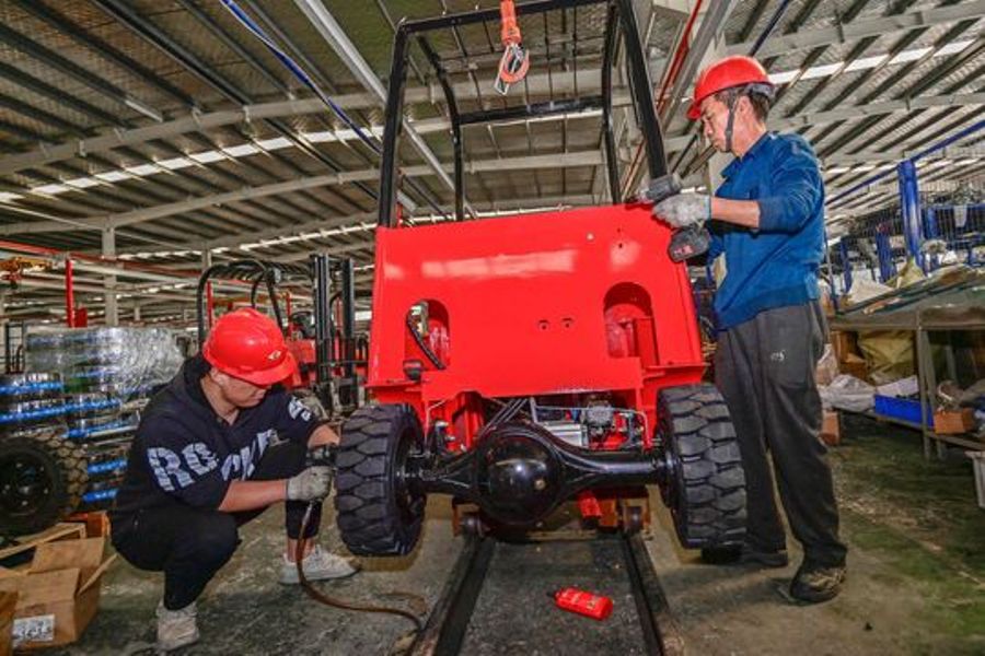 Cong nhan lam viec trong mot nha may san xuat xe nang o Trung Quoc