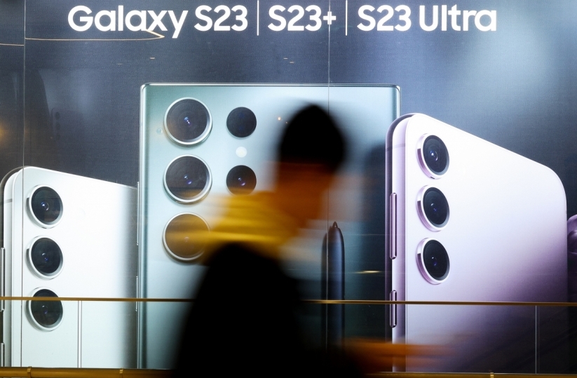 DOANH THU SMARTPHONE TOÀN CẦU TĂNG TRƯỞNG SAU HƠN 2 NĂM SUY GIẢM 2 Mot cua hang smartphone cua Samsung o Seoul