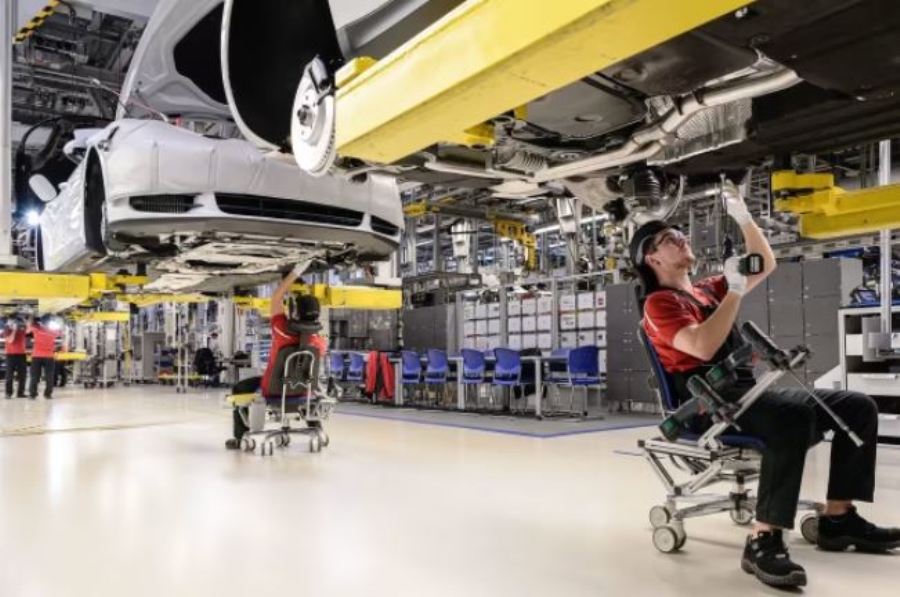 Cong nhan lam viec tai nha may cua Porsche