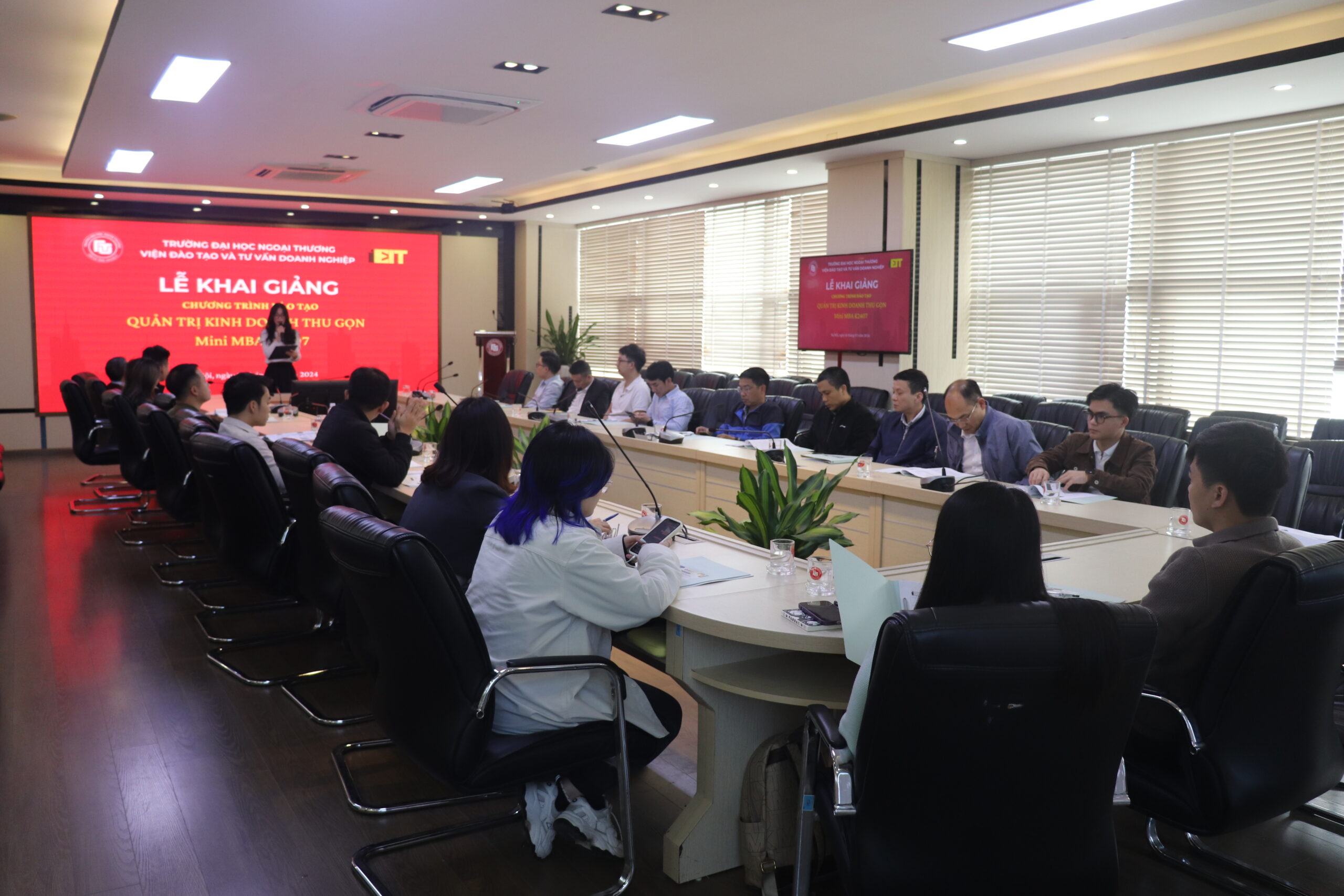 KHAI GIẢNG CHƯƠNG TRÌNH ĐÀO TẠO QUẢN TRỊ KINH DOANH THU GỌN KHÓA K2407 3 IMG 6522 scaled