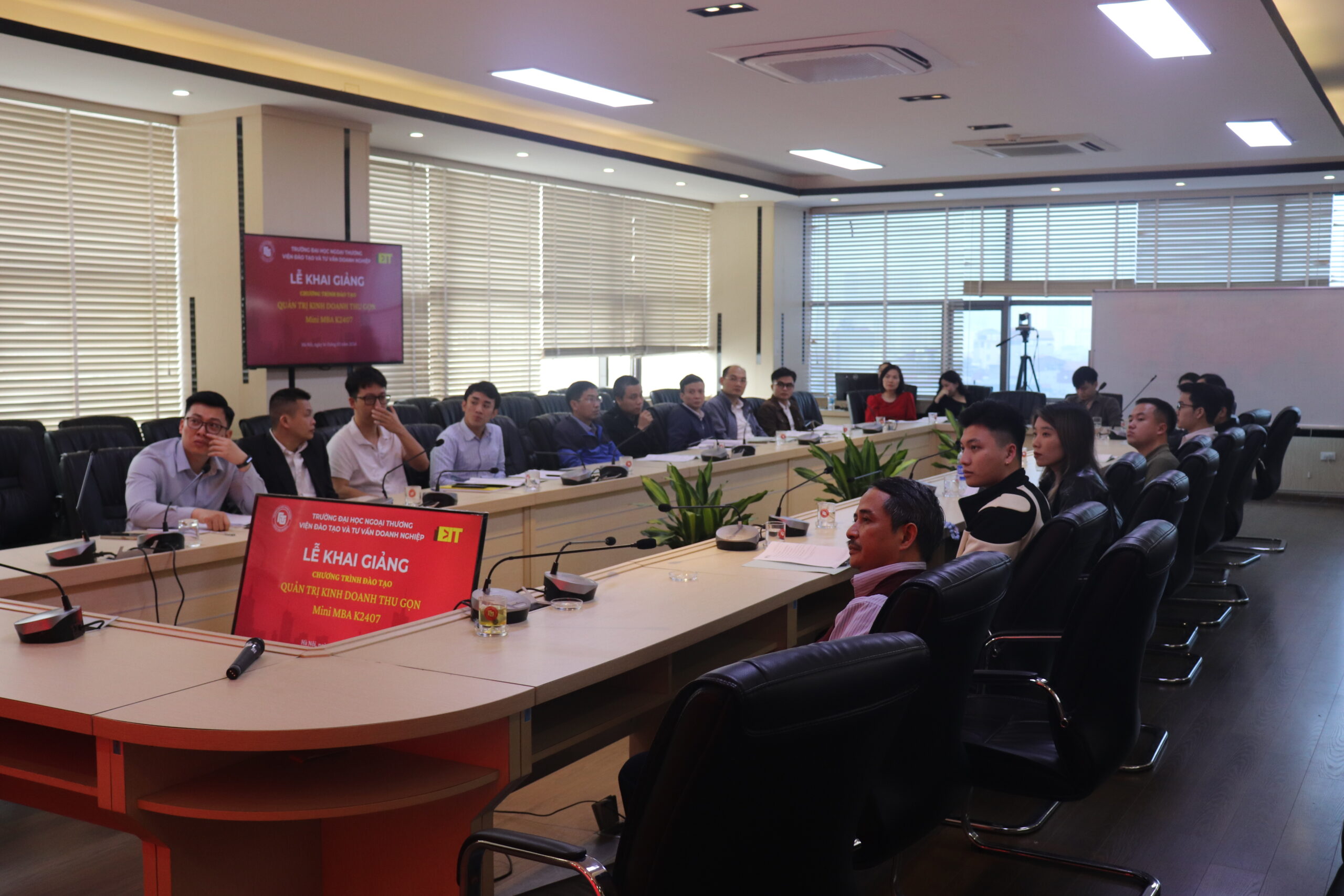 KHAI GIẢNG CHƯƠNG TRÌNH ĐÀO TẠO QUẢN TRỊ KINH DOANH THU GỌN KHÓA K2407 4 IMG 6539 scaled