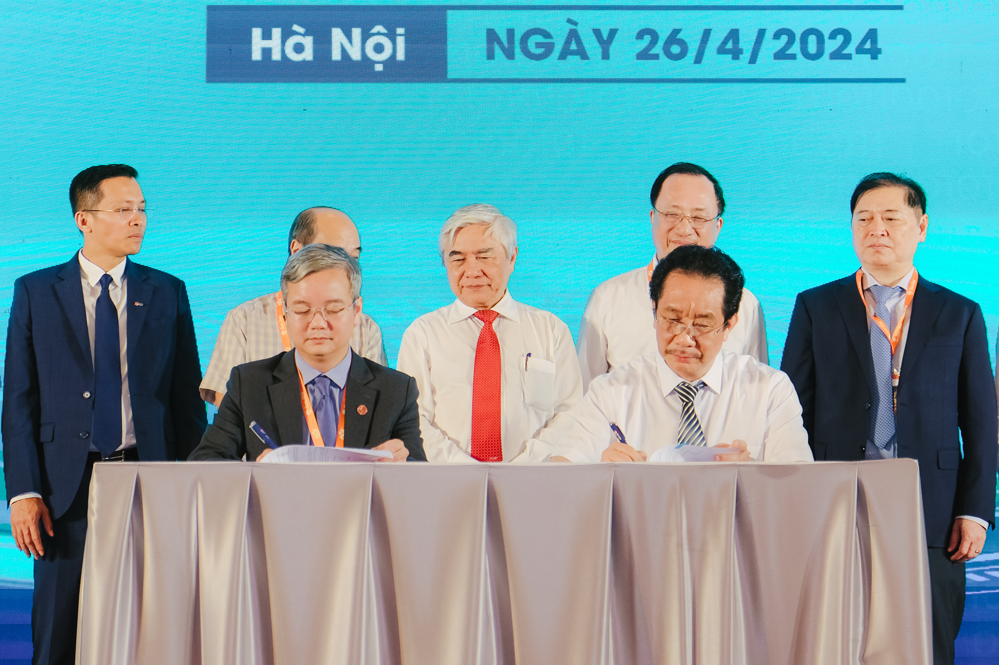 LỄ KÝ KẾT THỎA THUẬN HỢP TÁC CHIẾN LƯỢC GIỮA CỔNG THÔNG TIN HỖ TRỢ DOANH NGHIỆP - TRƯỜNG ĐẠI HỌC NGOẠI THƯƠNG VÀ CTCP BÓNG ĐÈN PHÍCH NƯỚC RẠNG ĐÔNG 4 HMAI9663