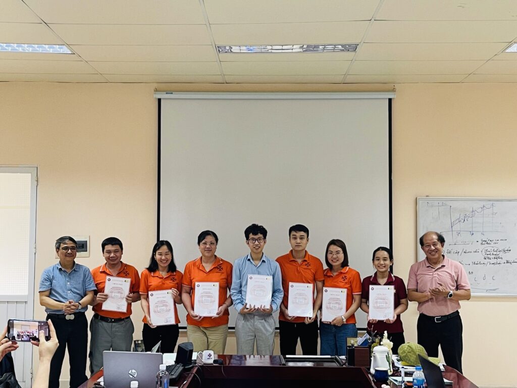 BẾ GIẢNG CHƯƠNG TRÌNH ĐÀO TẠO, HUẤN LUYỆN VỀ CHUYỂN ĐỔI SỐ CÁN BỘ NHÂN VIÊN CÔNG TY CỔ PHẦN HỒNG LAM 2 hl