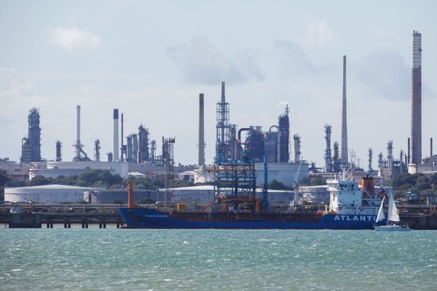 LÀN SÓNG M&A DẦU KHÍ ĐỊNH HÌNH LẠI BỨC TRANH NĂNG LƯỢNG MỸ 2 Nha may loc dau cua Exxon o Fawley Anh