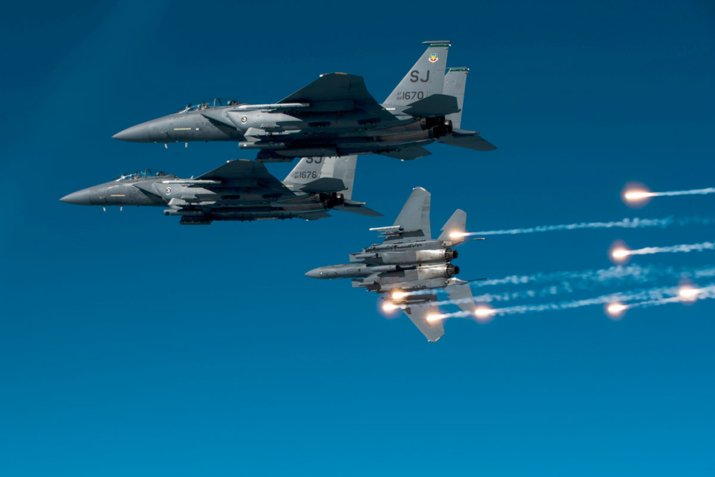 F-15E đang bay trên bầu trời