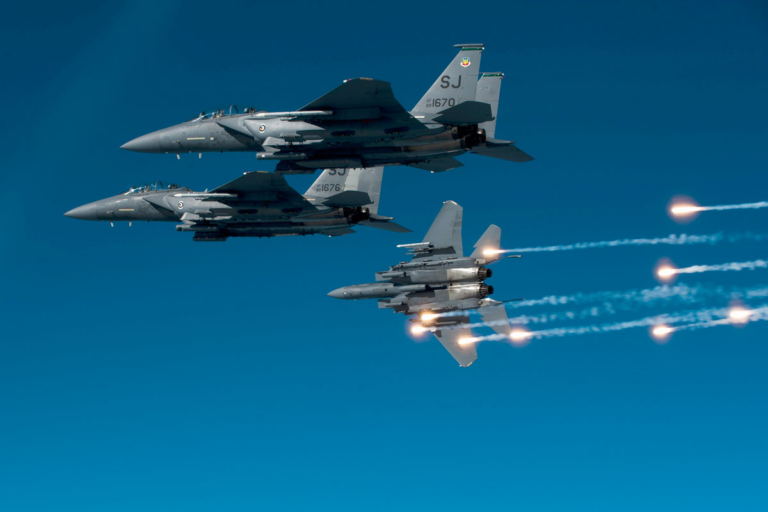 F-15E đang bay trên bầu trời